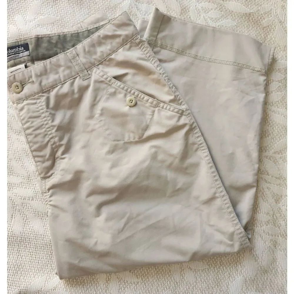 W29  Columbia Sportwear Co cream crop pants w/slash pockets button accents